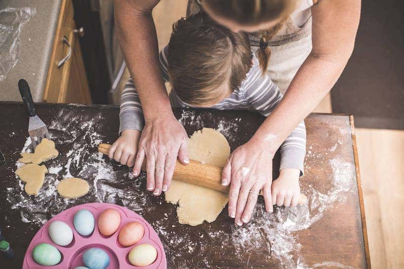 Zu Ostern backt die ganze Familie zusammen in der Küche. 🐣