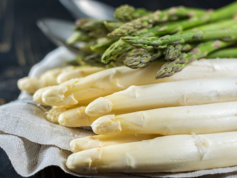 Frischer weißer und grüner Spargel auf einem Tuch