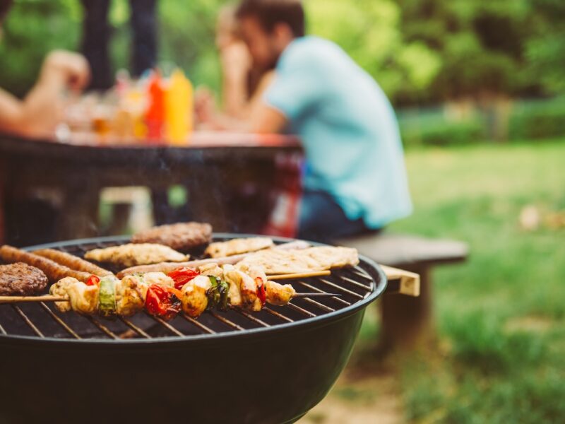 Freunde die zusammen grillen