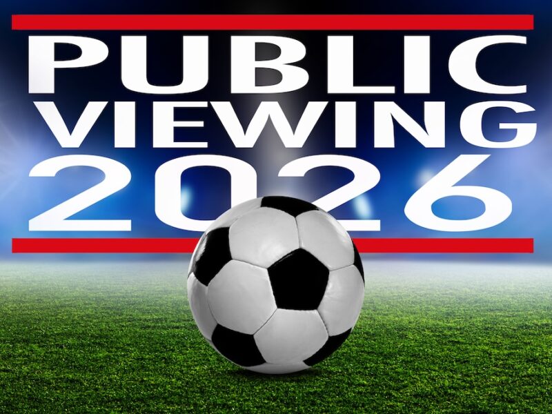 Schriftzug "Public Viewing" mit Fussball im Vordergrund